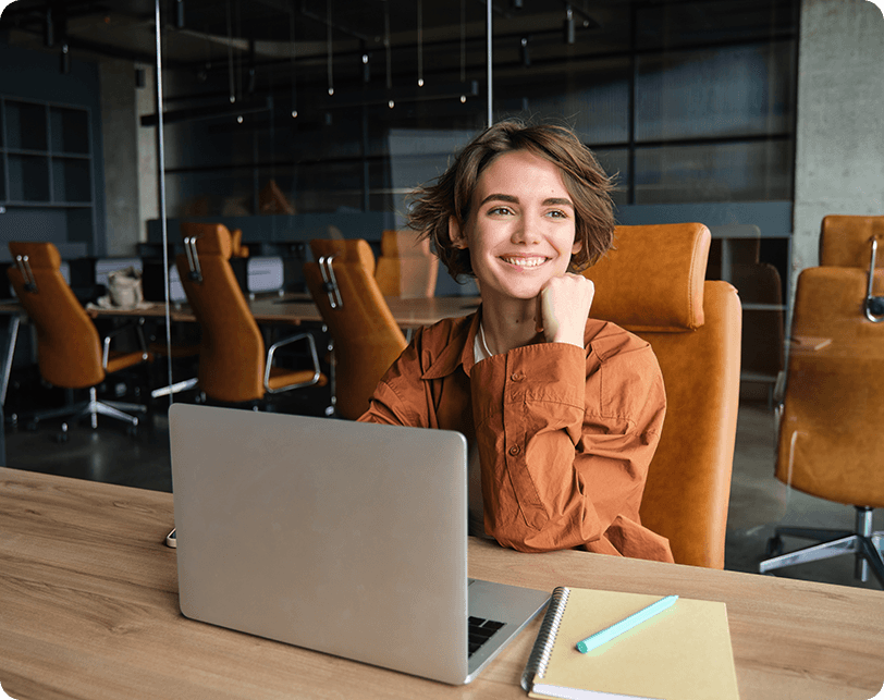 Pessoa trabalhando com notebook em ambiente corporativo
