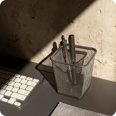 Detalhe de mesa de trabalho com teclado e porta-lápis