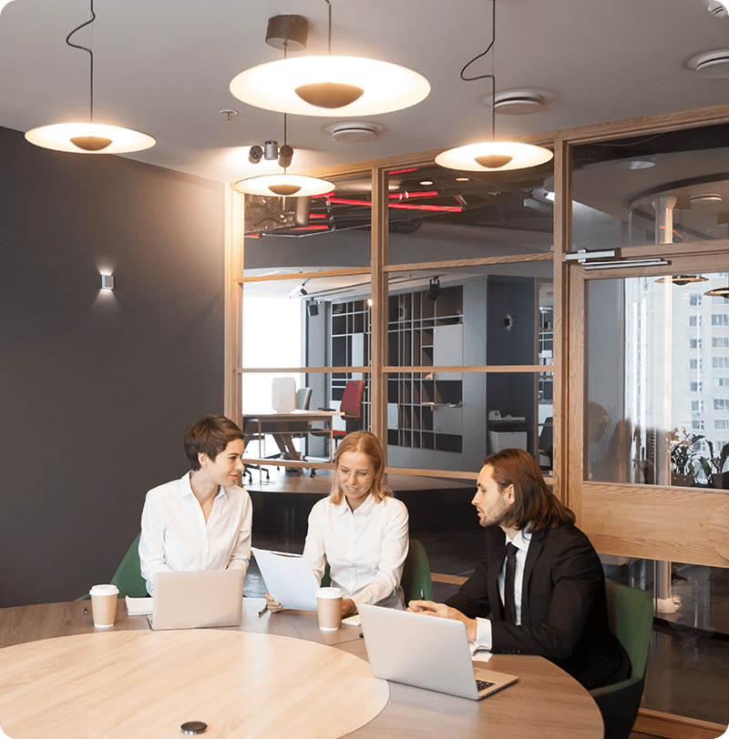 Profissionais reunidos em sala privativa de coworking